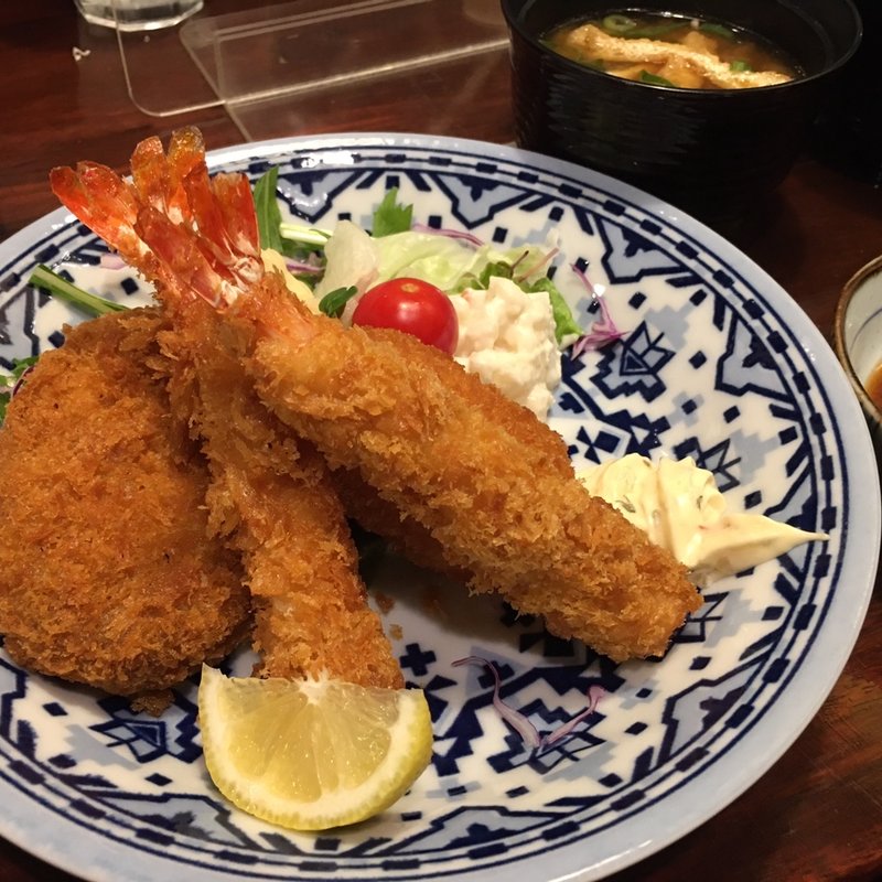 エビフライと肉じゃがコロッケ、クリームコロッケ定食(武馬)