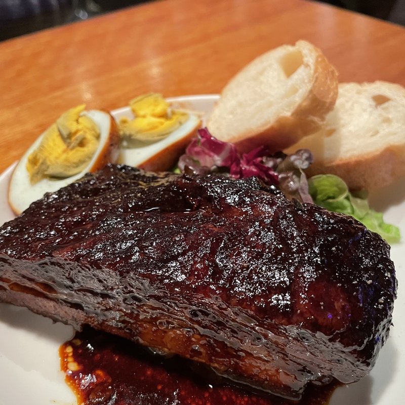 牛バラ肉トロ角煮の赤ワイン煮(ばくらい ワインダイニング)