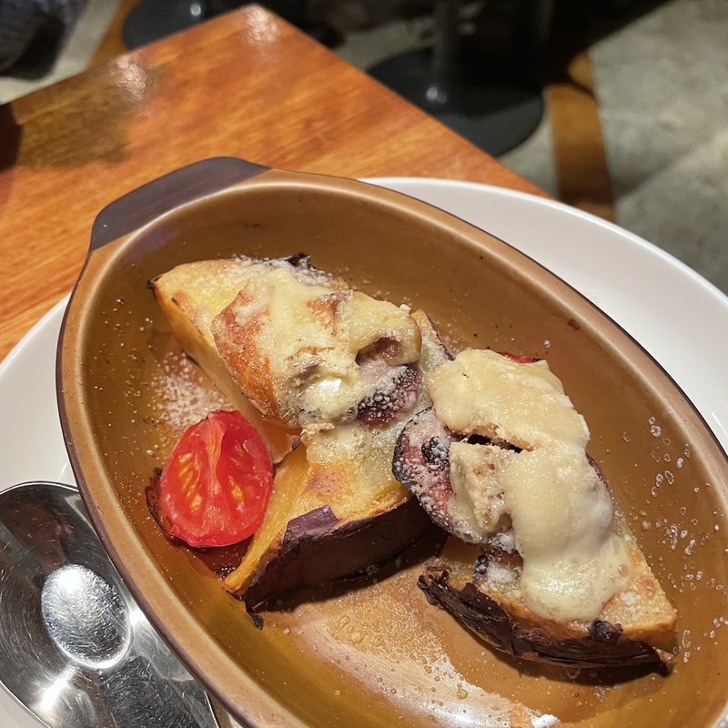 さつま芋&レバーペースト中落ちモンドールのオーブン焼き(ばくらい ワインダイニング)