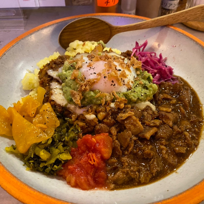 恐竜と魯肉飯のあいがけ(ケニックカレー)