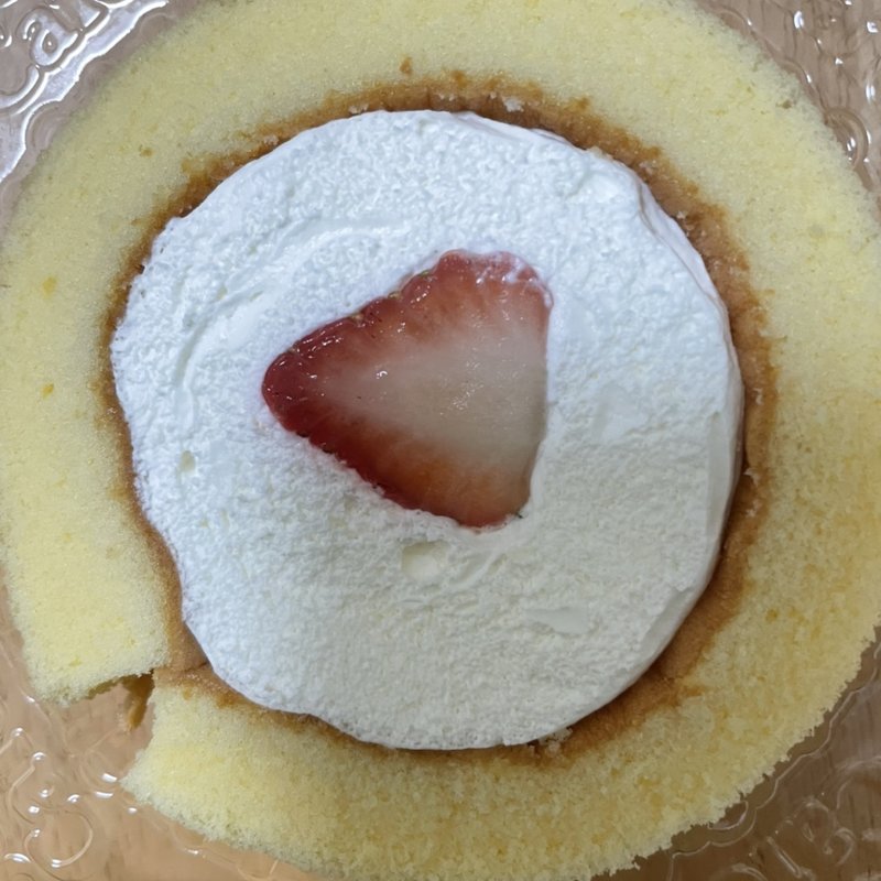 プレミアムロールケーキいちご乗せ(ローソン元町店)