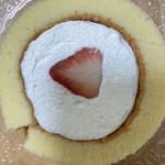 プレミアムロールケーキいちご乗せ(ローソン元町店)