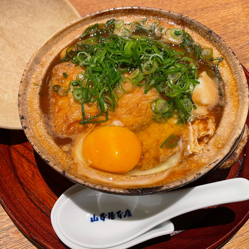 きつねと九条ネギ入り味噌煮込みうどん(山本屋本店 栄中央店 )