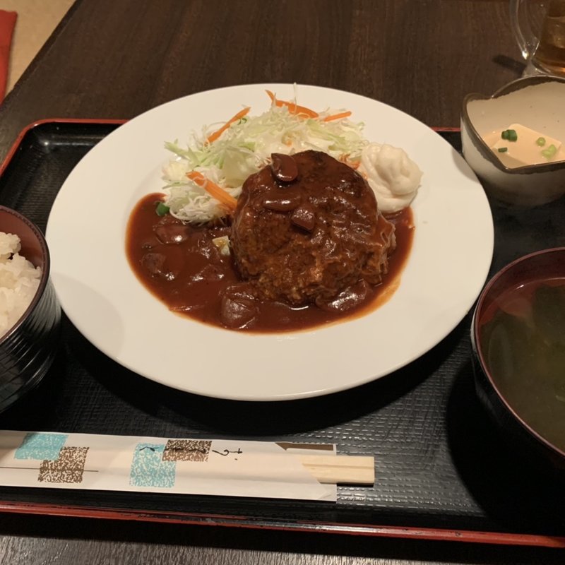 手ごねハンバーグランチ（デミグラス）(たくあん牡丹亭 （タクアン ボタンテイ）)