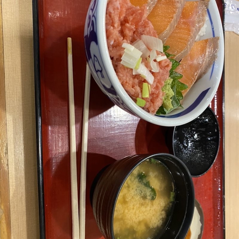 サーモンねぎとろ丼(築地食堂源ちゃん 神保町店 )
