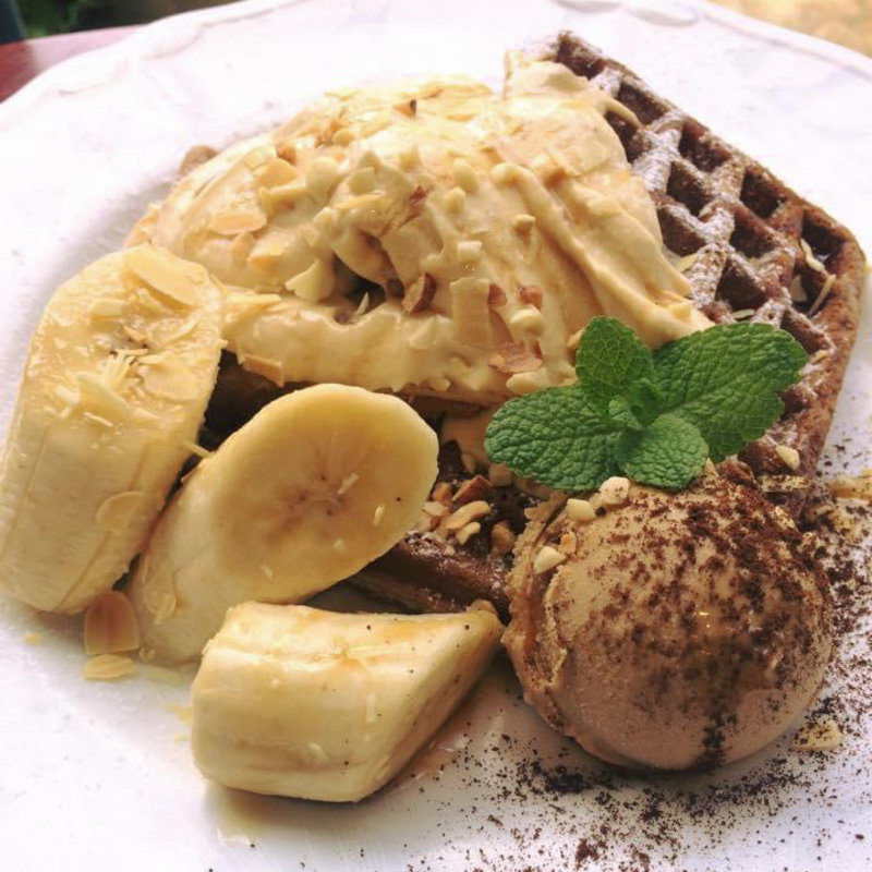 ピーナツバタークリームとエスプレッソアイスのワッフル(カフェドラパン)