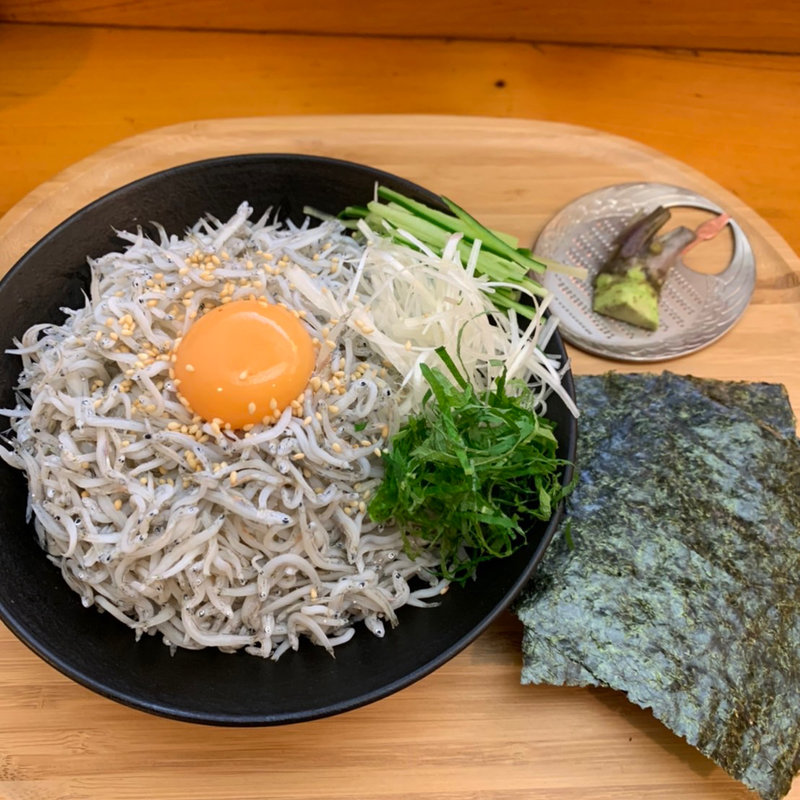 しらす丼(海鮮丼のお店 海と魚（うみとさかな）)