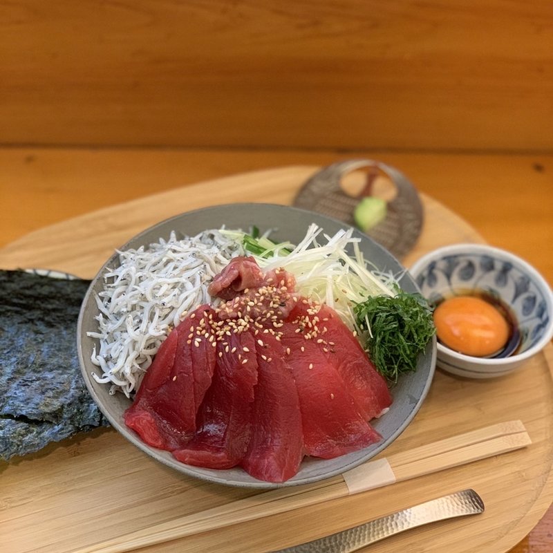 ご褒美赤白丼(海鮮丼のお店 海と魚（うみとさかな）)