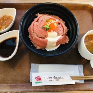 ローストビーフ丼(キッチン　モアナイナ)
