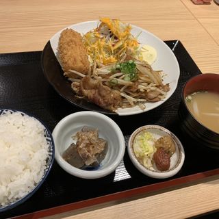 生姜焼きとカニコロ定食(中野 食堂 髙ひろ)