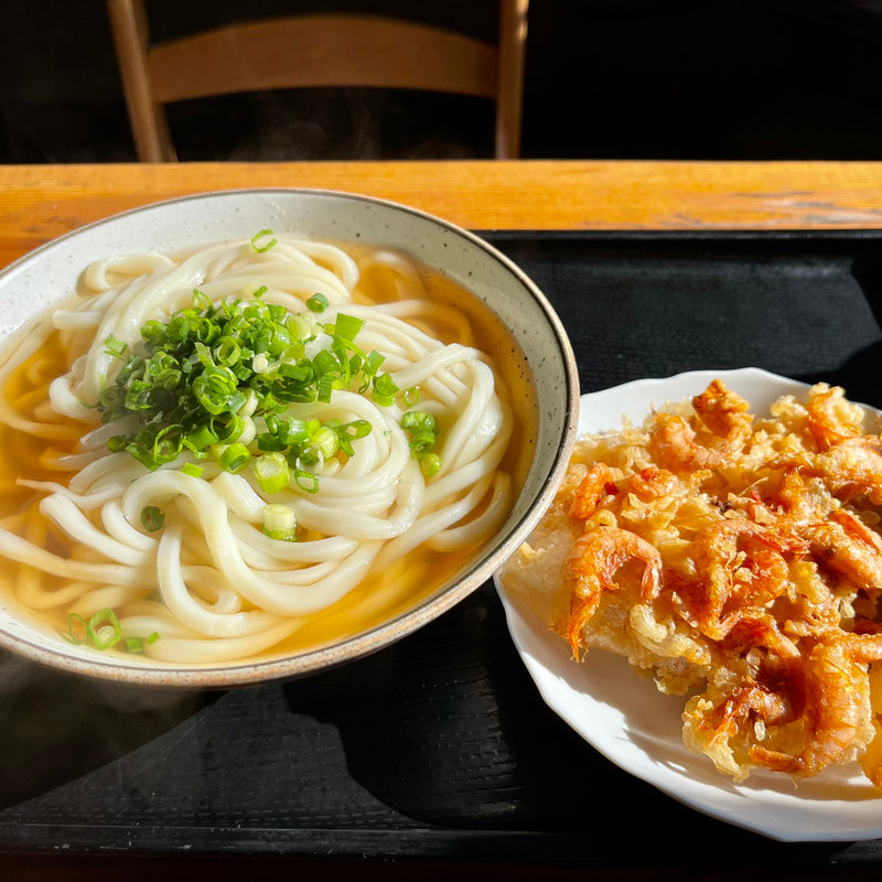 かけうどん+芝エビのかき揚げ(坂出・山下うどん店)