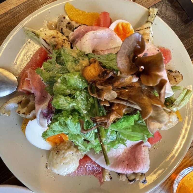 彩り豊かな季節野菜とグリルと果実の”マウンテン”サラダ(LODGE BISTRO SARU学芸大店 （ロッジビストロＳＡＲＵ）)