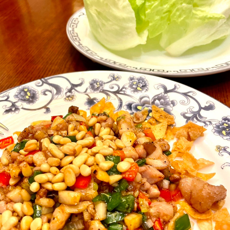 鶏肉と松の実の炒めレタス包み(状元樓　中華街大通り本店)