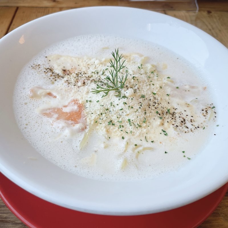 スモークサーモンのクリームラーメン(らーめんあたりや)