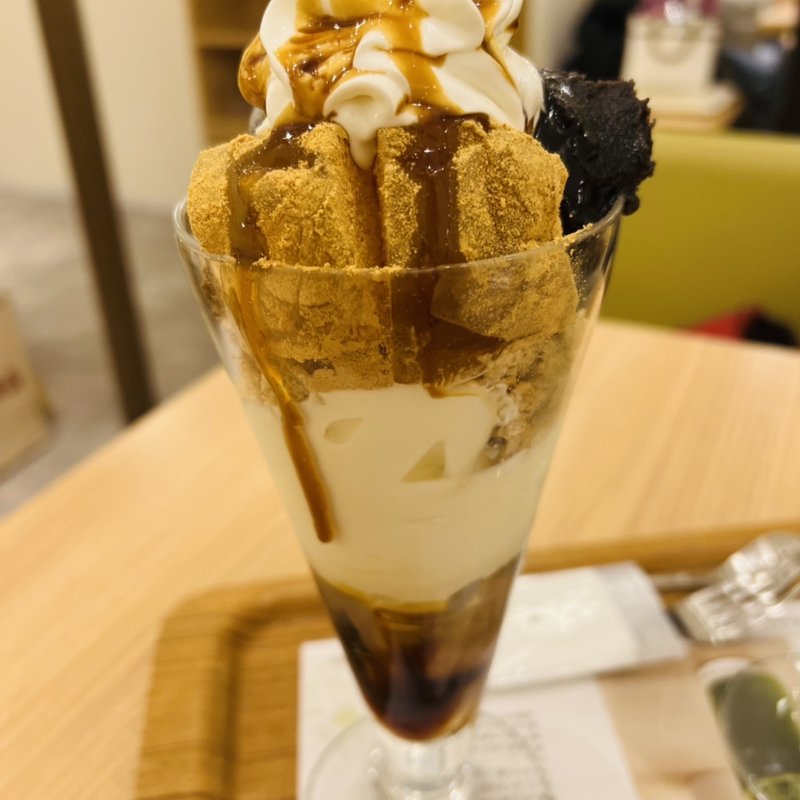 黒胡麻わらび餅パフェ(nana's green tea ららぽーとTOKYO-BAY店)