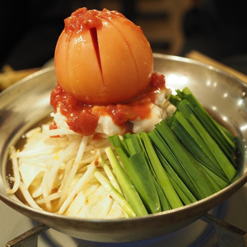 トマトもつ鍋(牛すじホルモン 二刀流武蔵｜居酒屋)