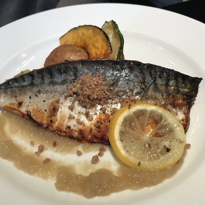 ハーブレモン塩麹に漬けたトロ鯖のグリル(欧風小皿料理 沢村 丸の内)