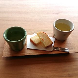 パウンドケーキと緑茶(三輪 湯河原)