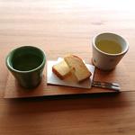パウンドケーキと緑茶(三輪 湯河原)