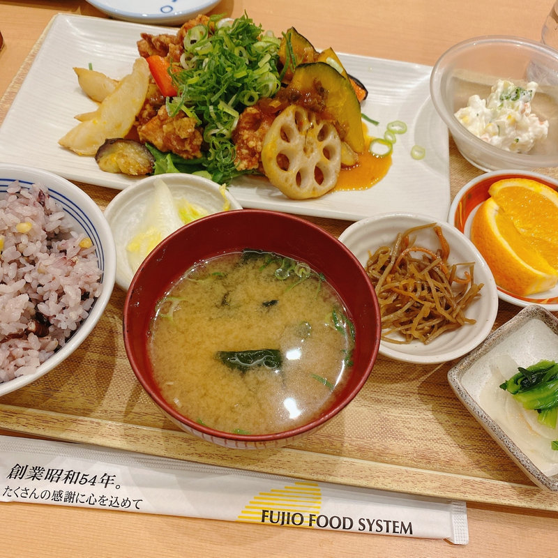 鳥のこんがり黄金唐揚と温野菜のネギ香味たれ定食(さち福やCAFE ピオレ姫路店)