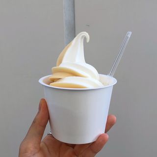 ミックスソフトクリーム（ミルク×おかやま夢白桃）(ミートダイニングコーシン)