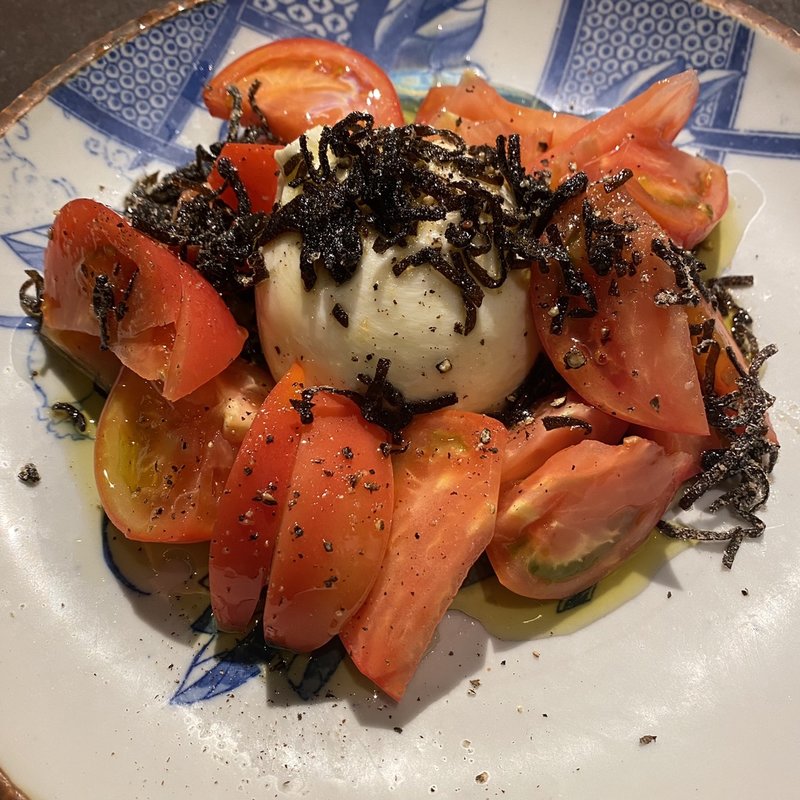 トマトとブラータ(Bay Side Bistro 1&1 the rooftop)