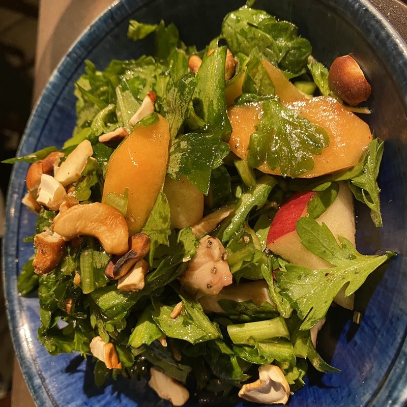 柿とパクチーのサラダ(Bay Side Bistro 1&1 the rooftop)