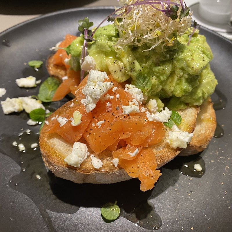 サーモンとアボカドのプレート(イキ エスプレッソ （iki ESPRESSO）)