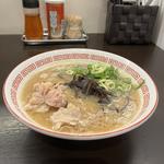 豚骨ラーメン(博多とんこつ 豚の足跡)