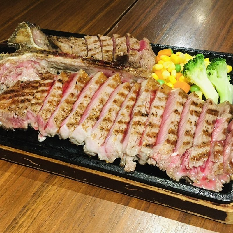 Tボーンステーキ(bond Golf with Thai food)