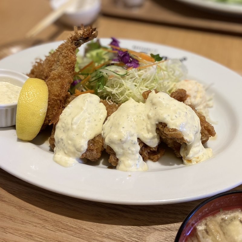 チキン南蛮定食（エビフライトッピング）(ボンバーキッチン 天神店)