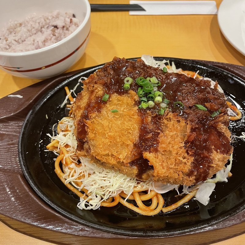 鉄板焼きナポリタンとビーフチーズINメンチかつ(ガスト 国泰寺店 )