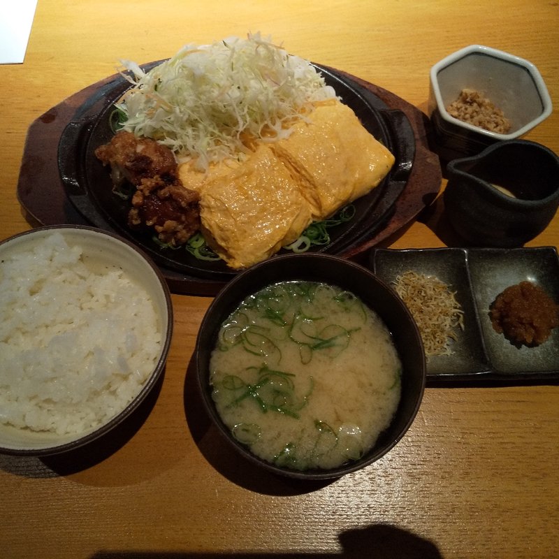 チキン&名物鉄板だし巻き(鉄板＆ワイン 侘家三昧)