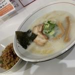 かまくら塩ラーメン　まかないチャーハン黒