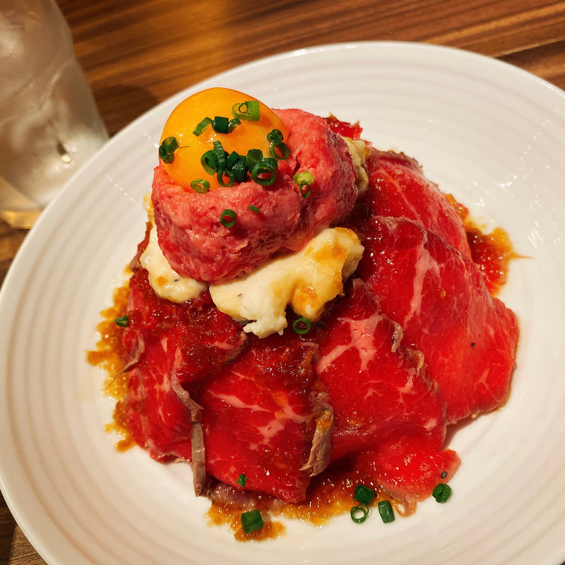 和牛ユッケも楽しめるローストビーフ丼(新宿 焼肉ブルズ)