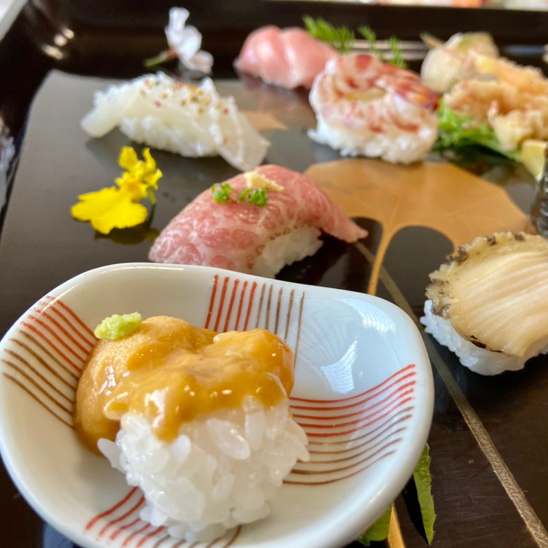 極みにぎり（ウニなど）(嬉乃すし )