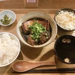名物 肉豆腐定食(酒場シナトラ東京駅)