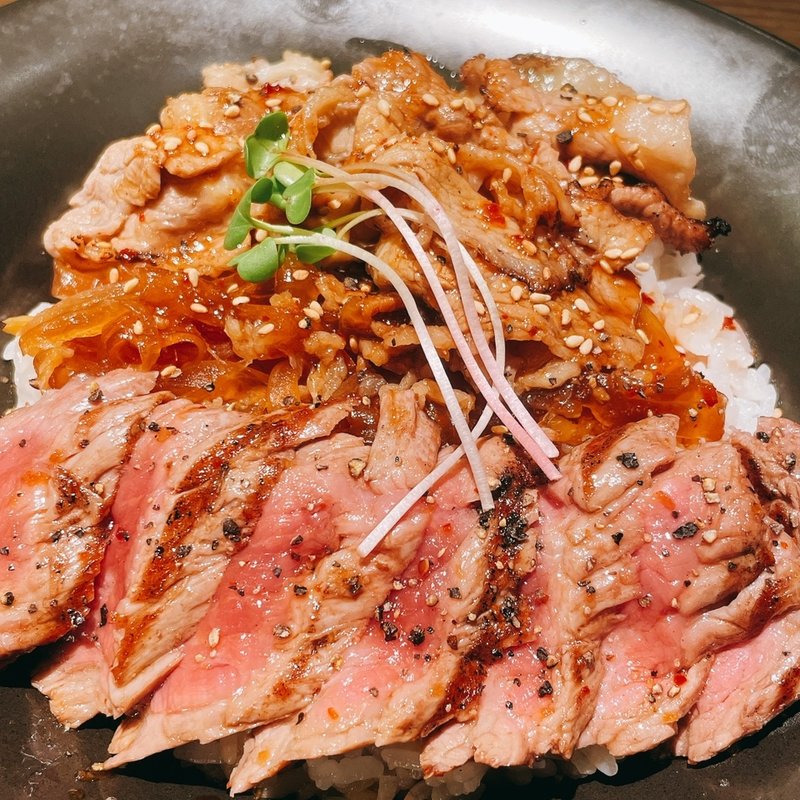 赤身ステーキ&炙りカルビライス(ステーキ＆グリル ロマン亭)