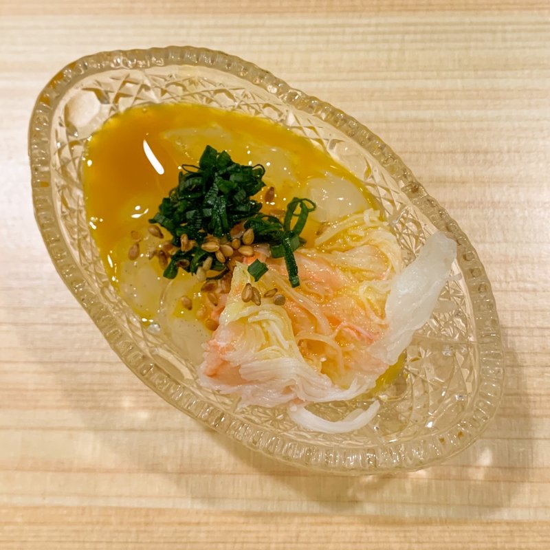 蟹と白魚の卵黄和え(鮨まつ本)