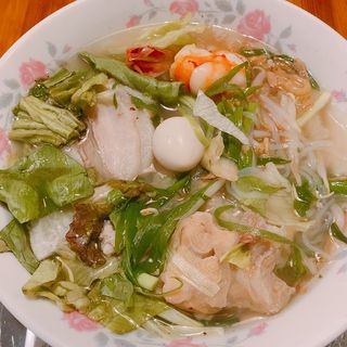 豚足入り海老米麺（フーティユジョーヘオ）(ベトナム料理店アオババ広島店)