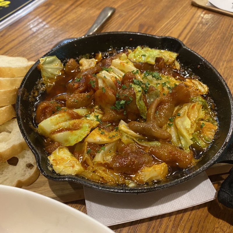 旨辛シロコロホルモンとキャベツのアヒージョ(ワンズキッチン)