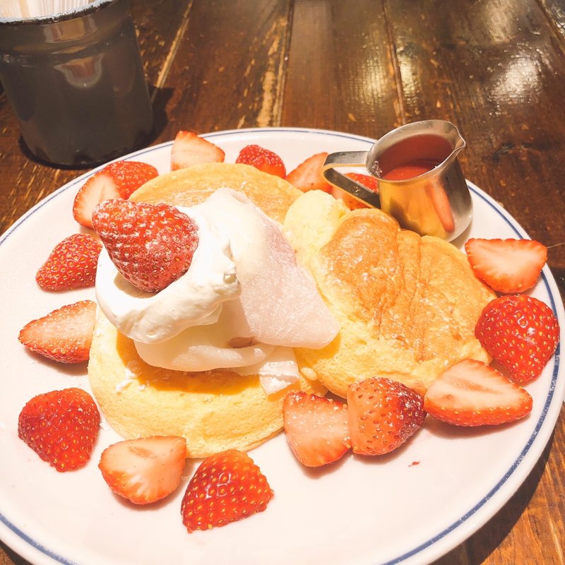 国産いちごたっぷりのいちごショートパンケーキ(幸せのパンケーキ 表参道店)