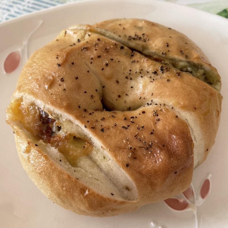 トマトバジルプレッツェルベーグル(NANA CAFE BAGEL)