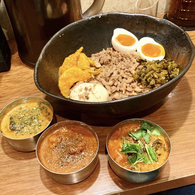 魯肉飯、ぷちカレー:真鱈酸菜咖喱（限定カレー）、魯珈チキンカレー、クリーミィ野菜コルマカレー【トッピング:るうろう煮玉子、カブのアチャール（限定）】(SPICY CURRY 魯珈 （スパイシーカレー ろか）)