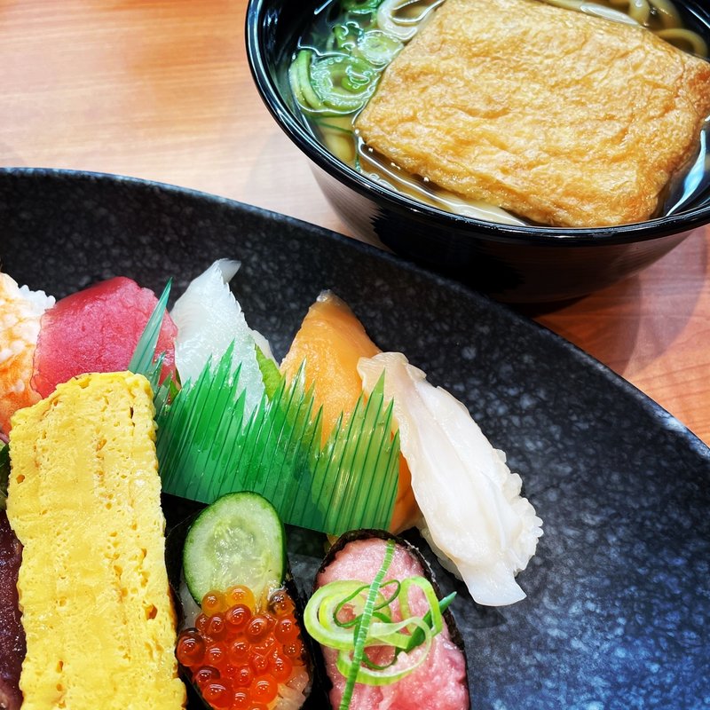 麺と人気にぎりランチ(くら寿司 梅田 OSビル店)