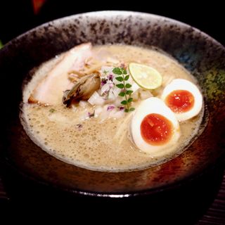 牡蠣白湯（koeru）+燻製玉子(牡蠣ラーメン NEXT□（ネクストしかく）)