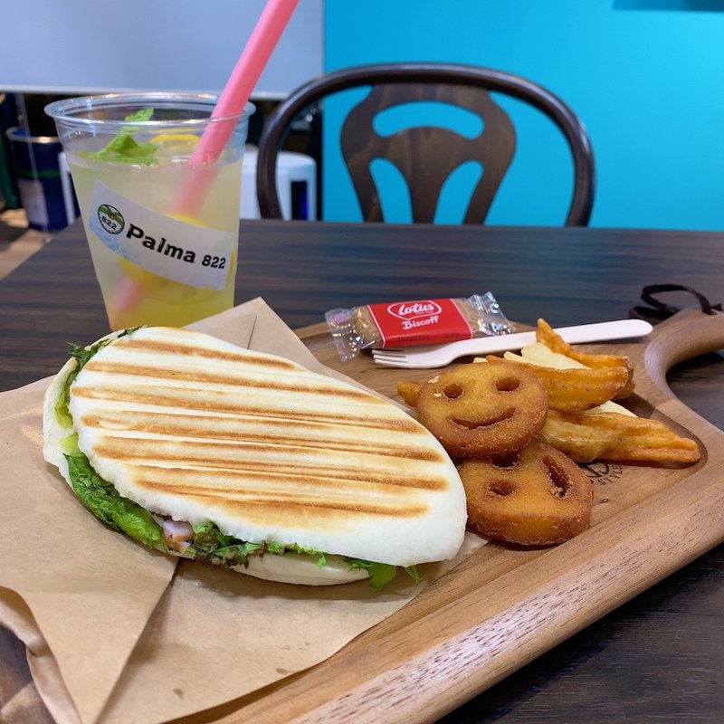 パニーニ(イタリアンハムとロースハムとマヨネーズ)、レモネード(Palma822)