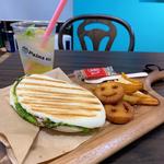 パニーニ(イタリアンハムとロースハムとマヨネーズ)、レモネード(Palma822)