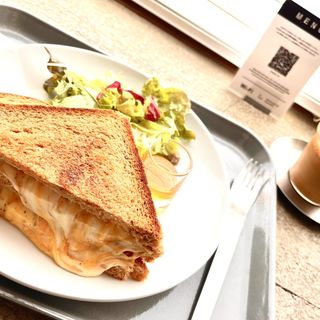 グリルチーズサンド＋ラテ(almond hostel & cafe)