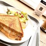 グリルチーズサンド＋ラテ(almond hostel & cafe)